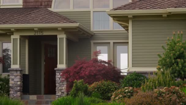 Familia caminando desde casa — Vídeo de stock