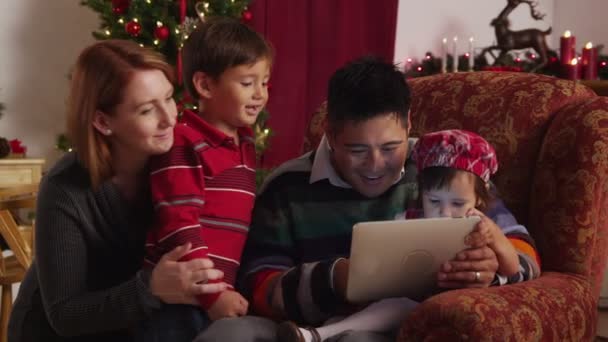 Family looking at digital tablet — Stock Video