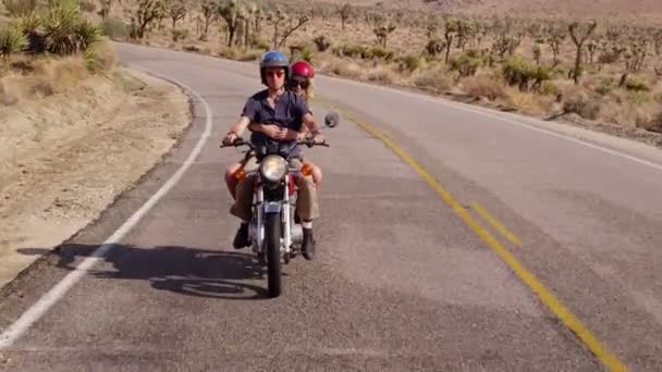 Paar paardrijden op de motorfiets — Stockvideo