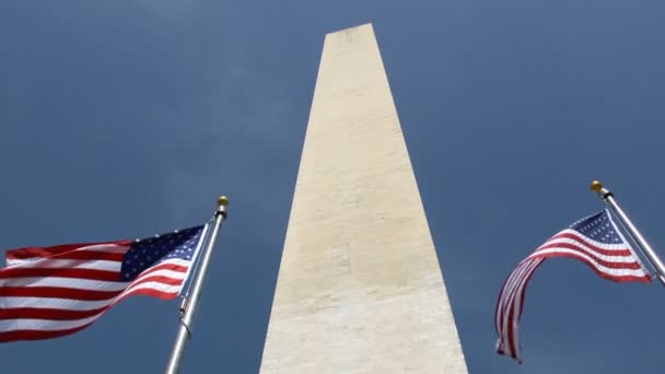 Washington Monument en vlaggen — Stockvideo