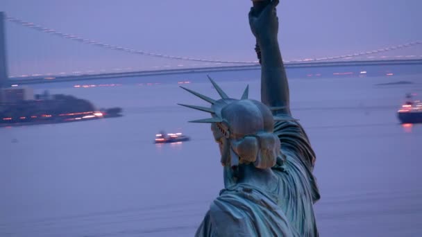 Freiheitsstatue in der Abenddämmerung — Stockvideo