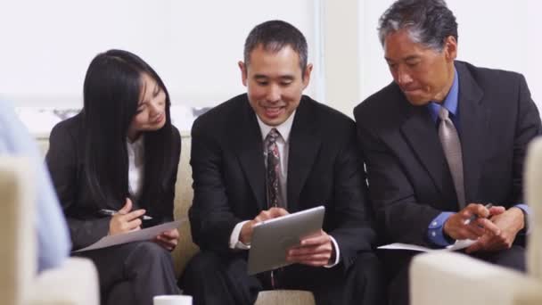 Les hommes d'affaires utilisant la tablette numérique — Video