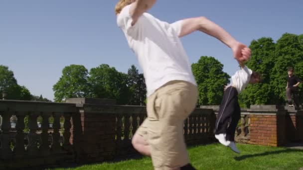 Freie Läufer im Park — Stockvideo