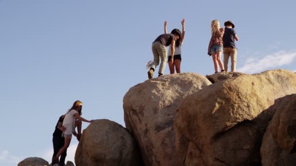 Mladí lidé, lezení po skalách