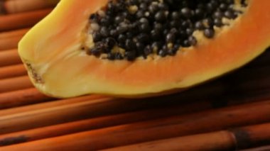 Taze dilimlenmiş papaya