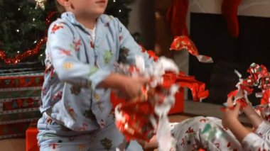 Çocuklar Noel ambalaj kağıdı atmak