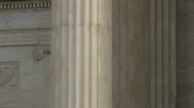 Yüksek mahkeme binası önünde heykeli