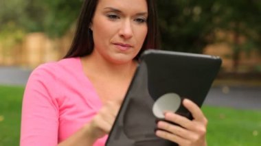 dijital tablet kullanan kadın