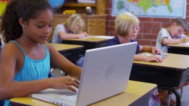 Okul öğrenci bilgisayar ile