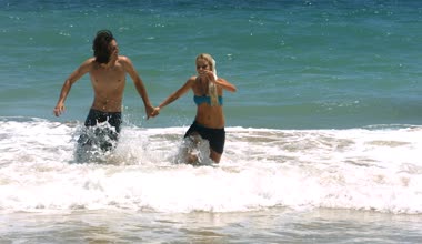 Ocean surf çalışan çift
