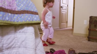 Kız anne ayakkabı üzerinde çalışıyor