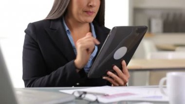 Dijital tablet kullanan iş kadını