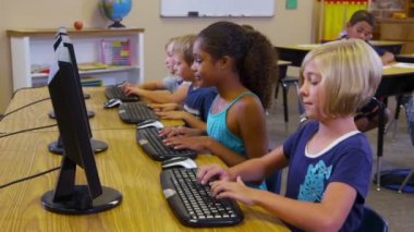 Okul öğrencileri iş bilgisayarlarla