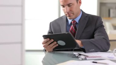 Dijital tablet üzerinde çalışan iş adamı