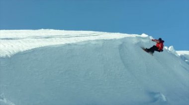 Snowboard Kar banka açmaktadır