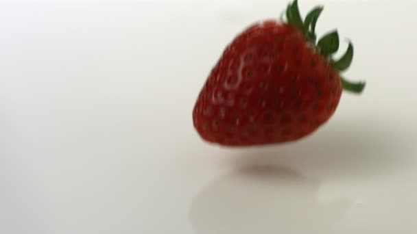 Erdbeere spritzt in Sahne — Stockvideo