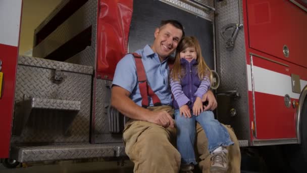 Firefighter and his daughter on truck — Stock Video