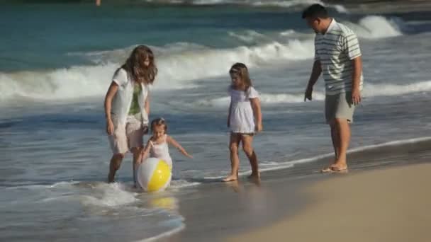 Famiglia che gioca in spiaggia — Video Stock