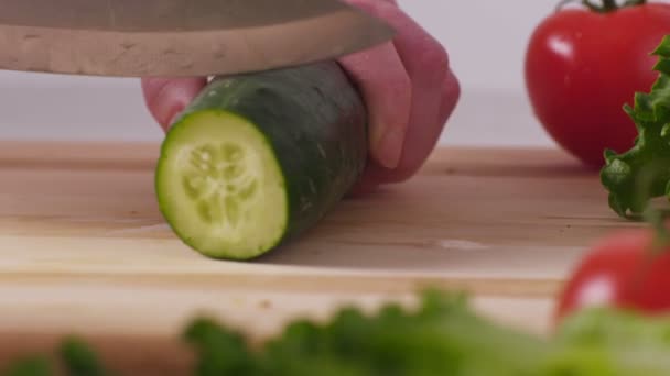 Salatalık Dilimleme kişi — Stok video