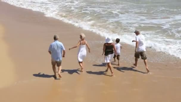 Família correndo na praia — Vídeo de Stock