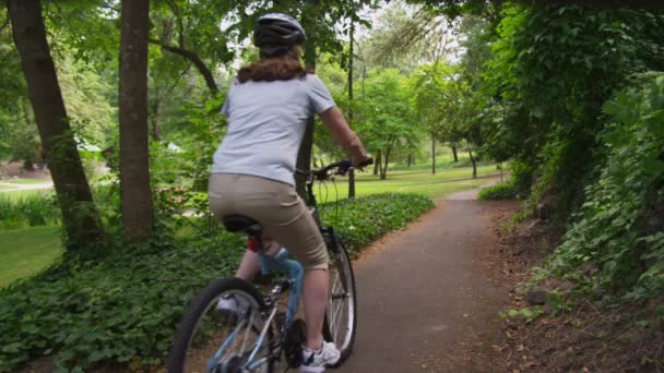 Pareja de bicicletas de montar — Vídeos de Stock