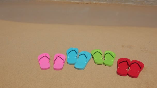 Sandalias en playa de arena — Vídeos de Stock