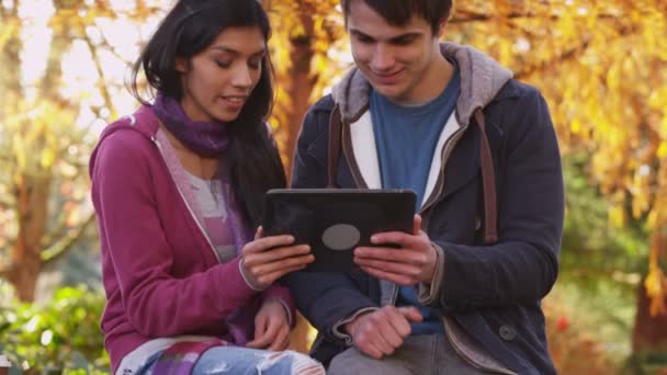 Studenten met behulp van digitale Tablet PC — Stockvideo