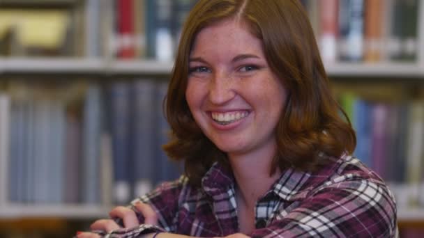 Retrato del estudiante en la biblioteca — Vídeo de stock