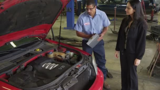 Mecânico na oficina de reparação de automóveis — Vídeo de Stock