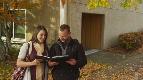 Vrienden kijken naar map — Stockvideo