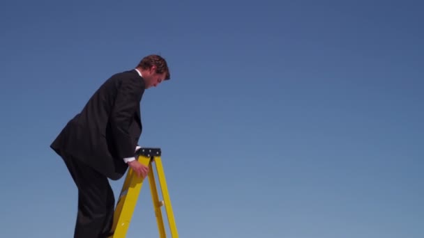 Businessman trying to get cell phone reception — Stock Video