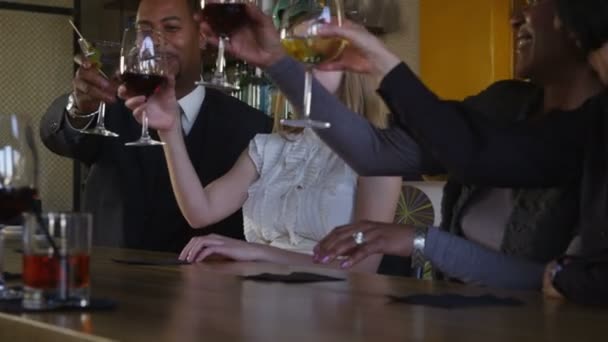 Gruppe von Geschäftsleuten im Restaurant — Stockvideo