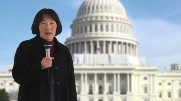 Reporter in front of US Capitol building — Stock Video