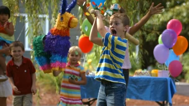 Rapaz a bater num pinata — Vídeo de Stock