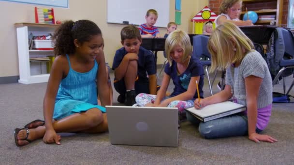Studenty škol podívat na přenosném počítači