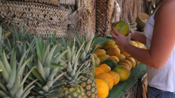 Kvinna i tropisk frukt monter — Stockvideo