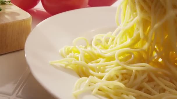 Mettere gli spaghetti sul piatto — Video Stock