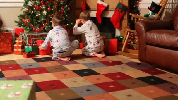 Boys run to gifts on Christmas — Stock Video
