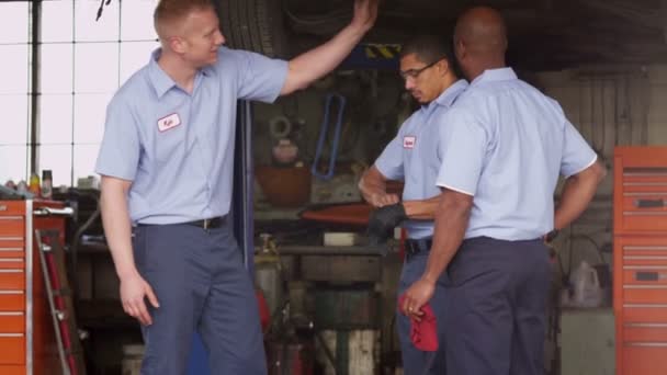 Auto mecânica olhando para o carro — Vídeo de Stock