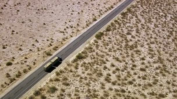 고속도로에서 운전 하는 트럭 — 비디오