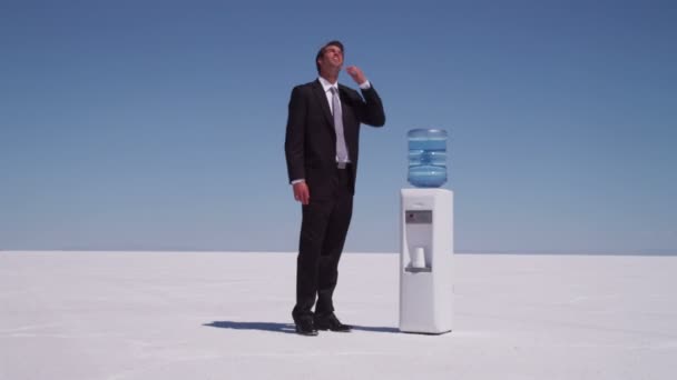 Empresario obtiene bebida en el refrigerador de agua — Vídeo de stock