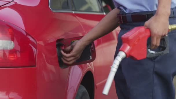 Llenar el coche con gasolina — Vídeo de stock