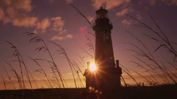 Head Lighthouse te ondernemen bij zonsondergang — Stockvideo
