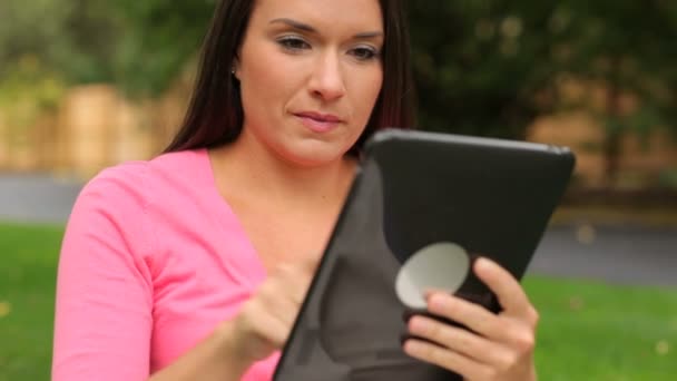 Donna che utilizza tablet digitale — Video Stock
