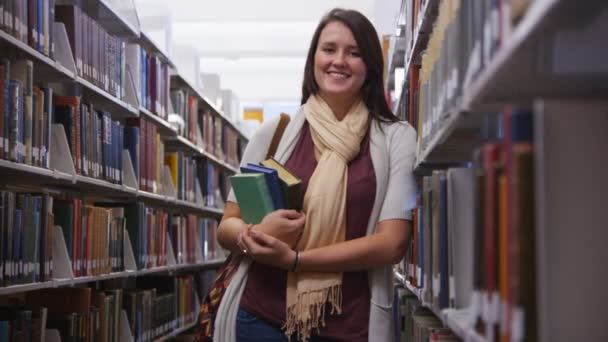 Студент с книгами — стоковое видео