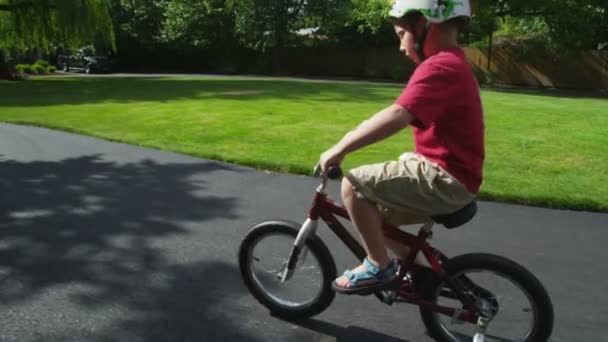 Montar en bicicleta en la entrada — Vídeos de Stock