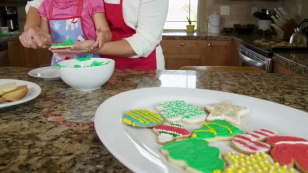 Moeder en dochter berijpen cookies — Stockvideo