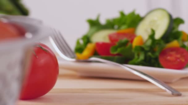 Свіжі овочі та салат — стокове відео