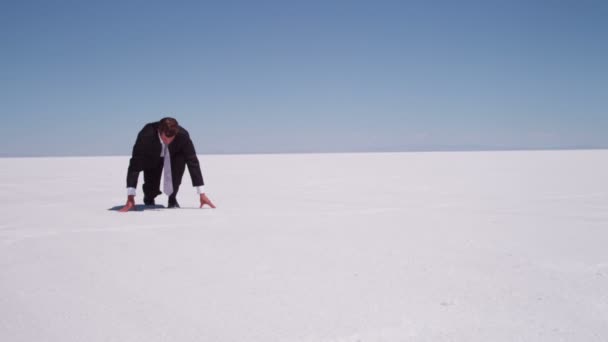 Empresario corriendo en el salar — Vídeo de stock