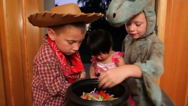 Дети берут конфеты — стоковое видео
